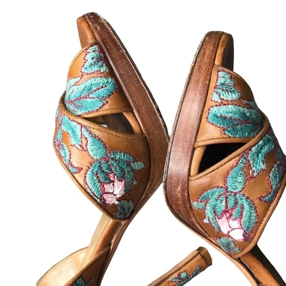 *Vintage* Valentino Garavani women’s pink blue floral embroidered leather heels